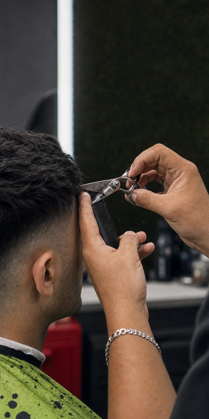 Manos realizando un corte con tijera y peine